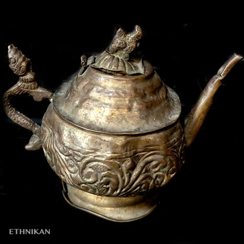 Ancienne théière birmane à motifs bouddhistes une véritable lampe d'Aladin